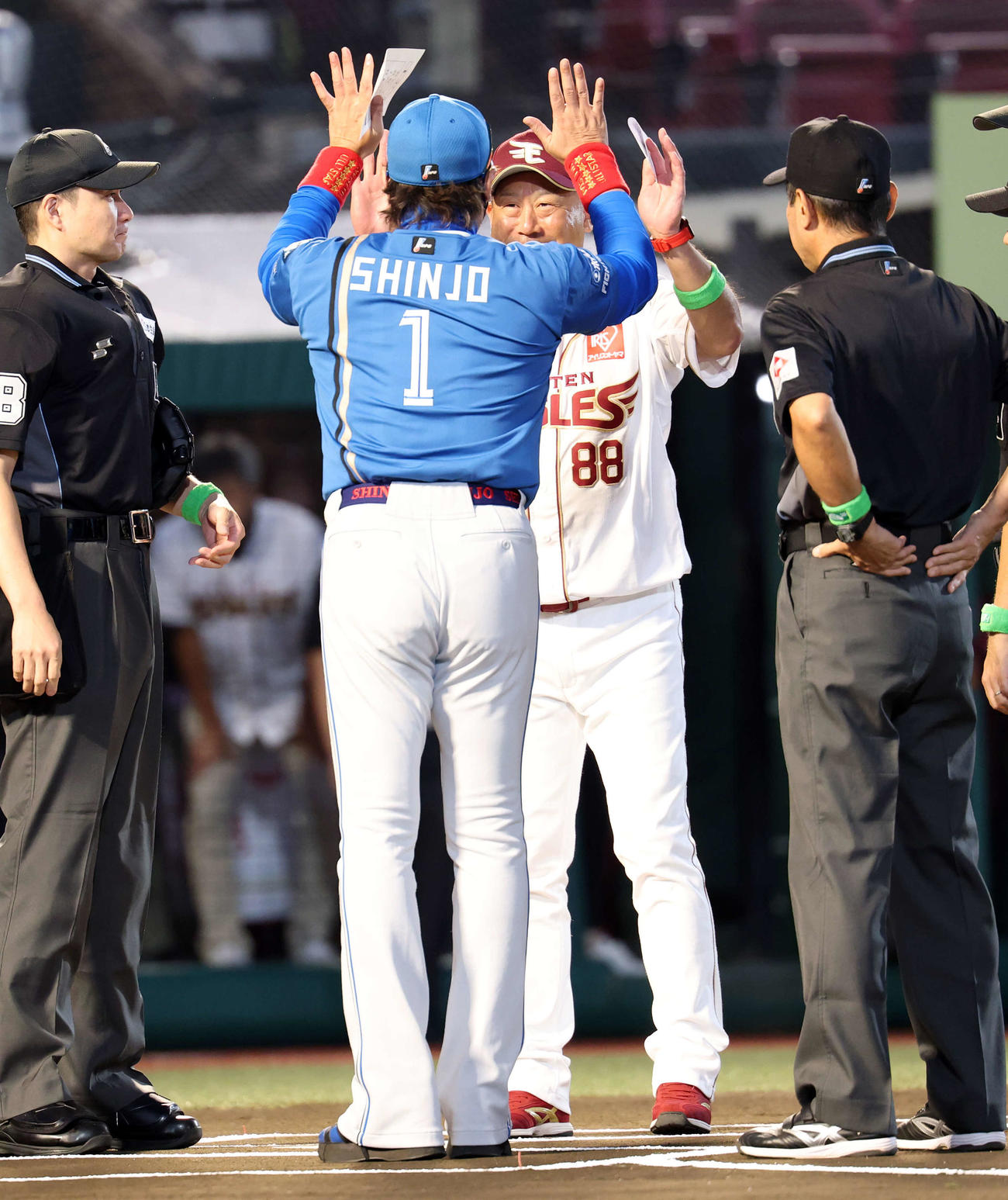 楽天対日本ハム　メンバー最終確認で日本ハム新庄監督（手前）とハイタッチする楽天三木監督（撮影・浅見桂子）