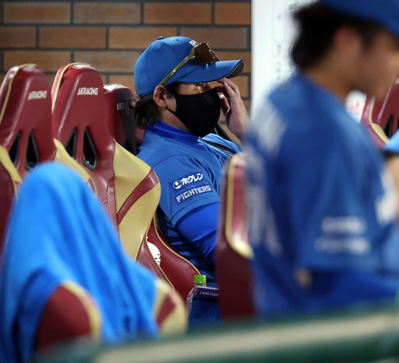 楽天対日本ハム　ベンチで目頭を押さえるようなしぐさをする日本ハム新庄監督（撮影・浅見桂子）