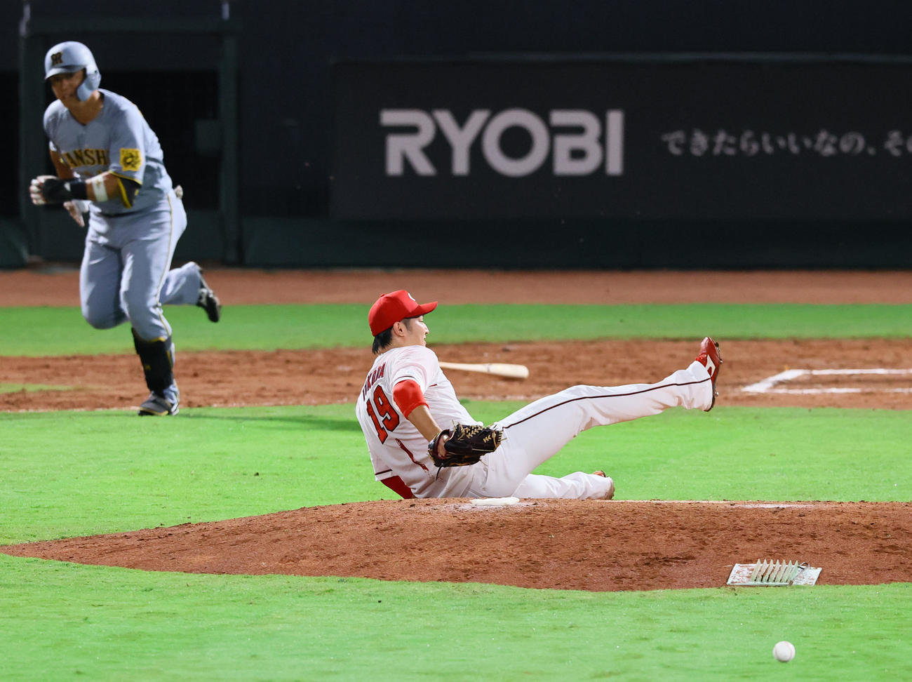 広島対阪神　6回表阪神1死一、三塁、代打原口を遊ゴロに打ち取るも、マウンドで尻もちをつく床田（撮影・藤尾明華）