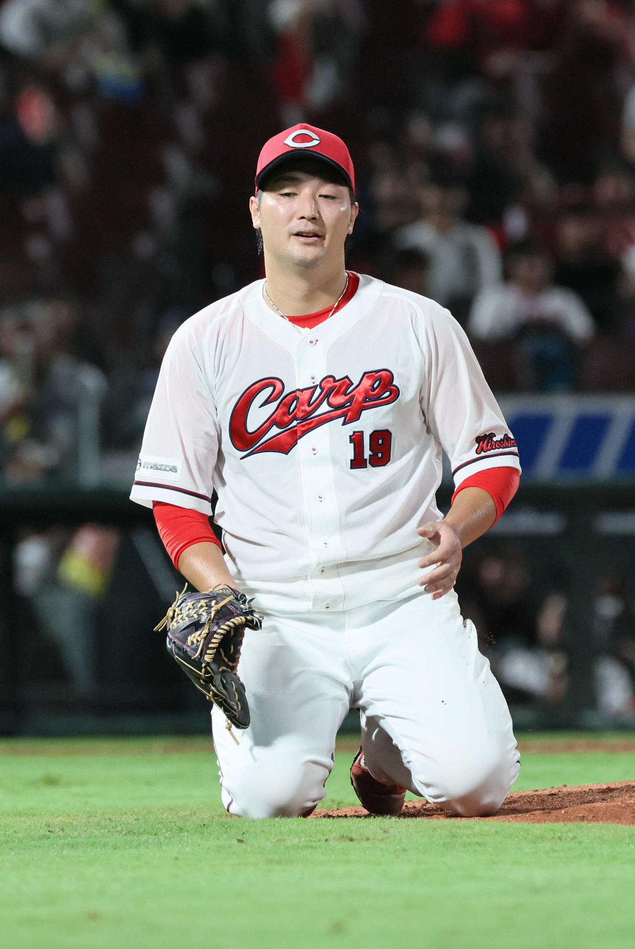 広島対阪神　6回表阪神1死一、三塁、代打の原口の遊ゴロで転んだ床田。この間にさらに1点献上（撮影・加藤孝規）