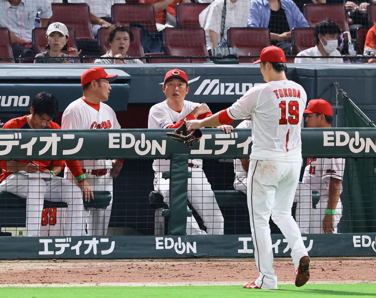 広島対阪神　6回4失点でベンチ戻る広島床田とベンチの新井監督（中央）（撮影・藤尾明華）
