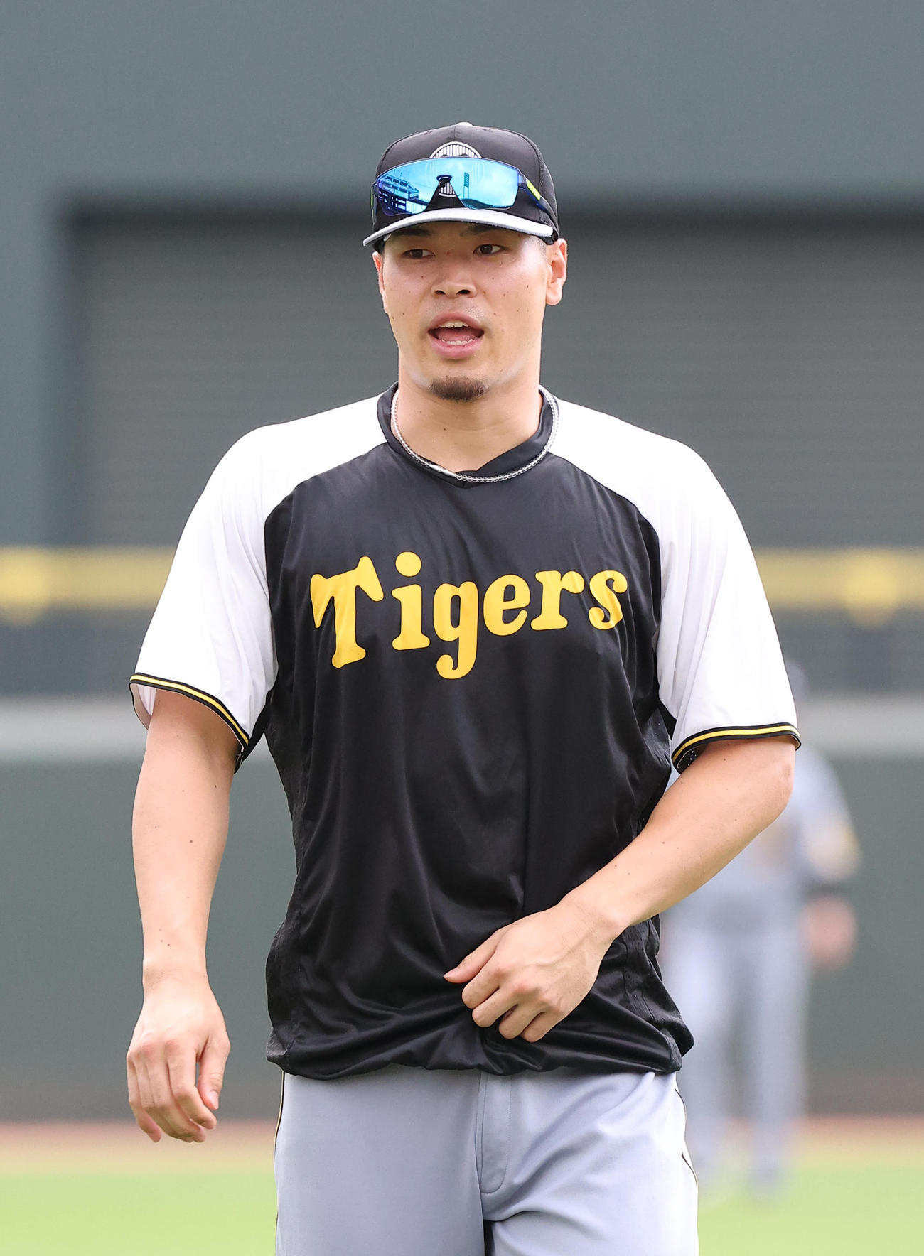 広島対阪神　ウオーミングアップを終えた佐藤輝はベンチに引き揚げる（撮影・上田博志）
