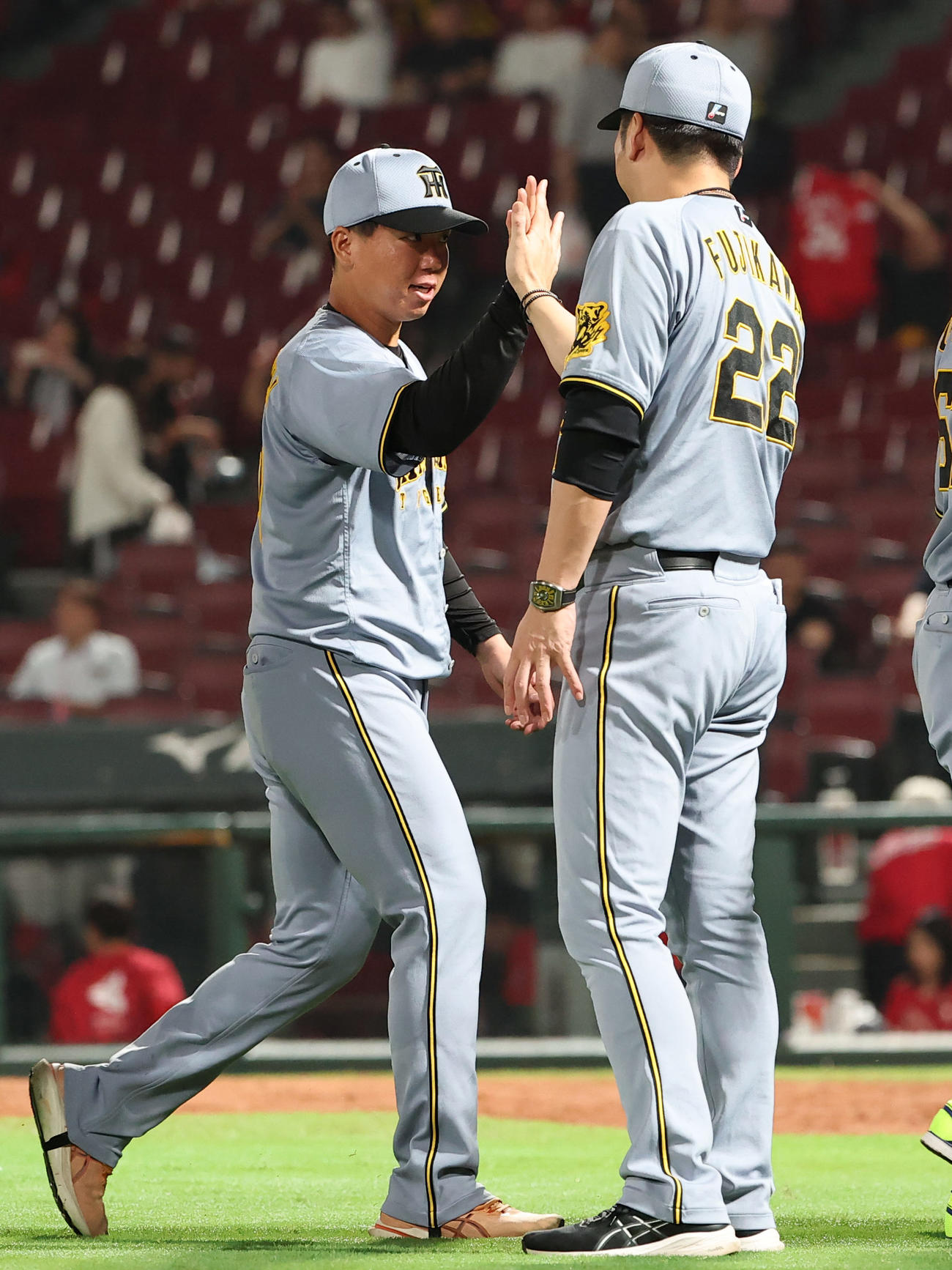 広島対阪神　12勝目をあげた村上（左）は藤川監督とハイタッチをする（撮影・上田博志）