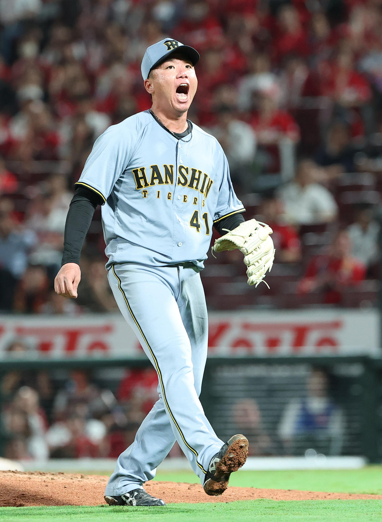 広島対阪神　5回裏広島2死一、二塁、小園から三振を奪った村上は雄たけびをあげる（撮影・上田博志）