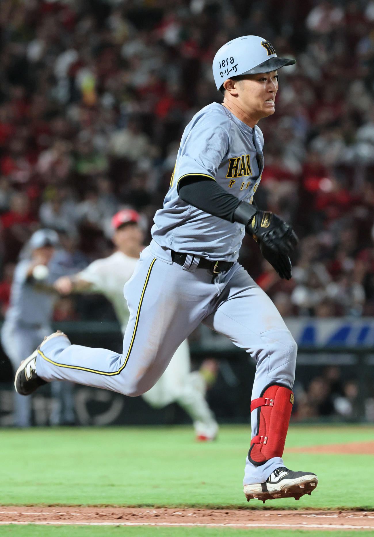 広島対阪神　6回表阪神無死一、二塁、中川は三塁前にセーフティーバントを決め、三塁の悪送球の間にさらに加点（撮影・加藤孝規）