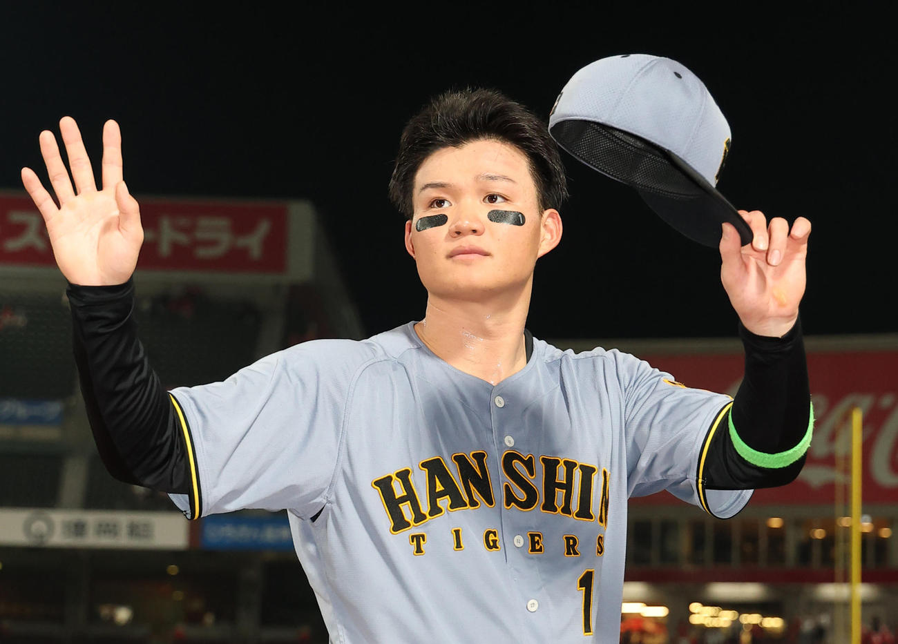 2025年9月17日、広島対阪神　ヒーローインタビューを受けた森下はファンの歓声に手を上げて応える