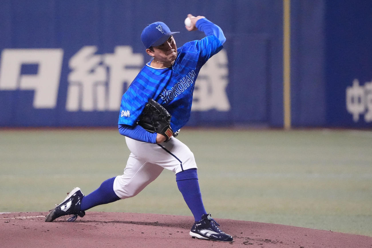 中日対DeNA 1回裏、登板するDeNA先発の東（撮影・森本幸一）