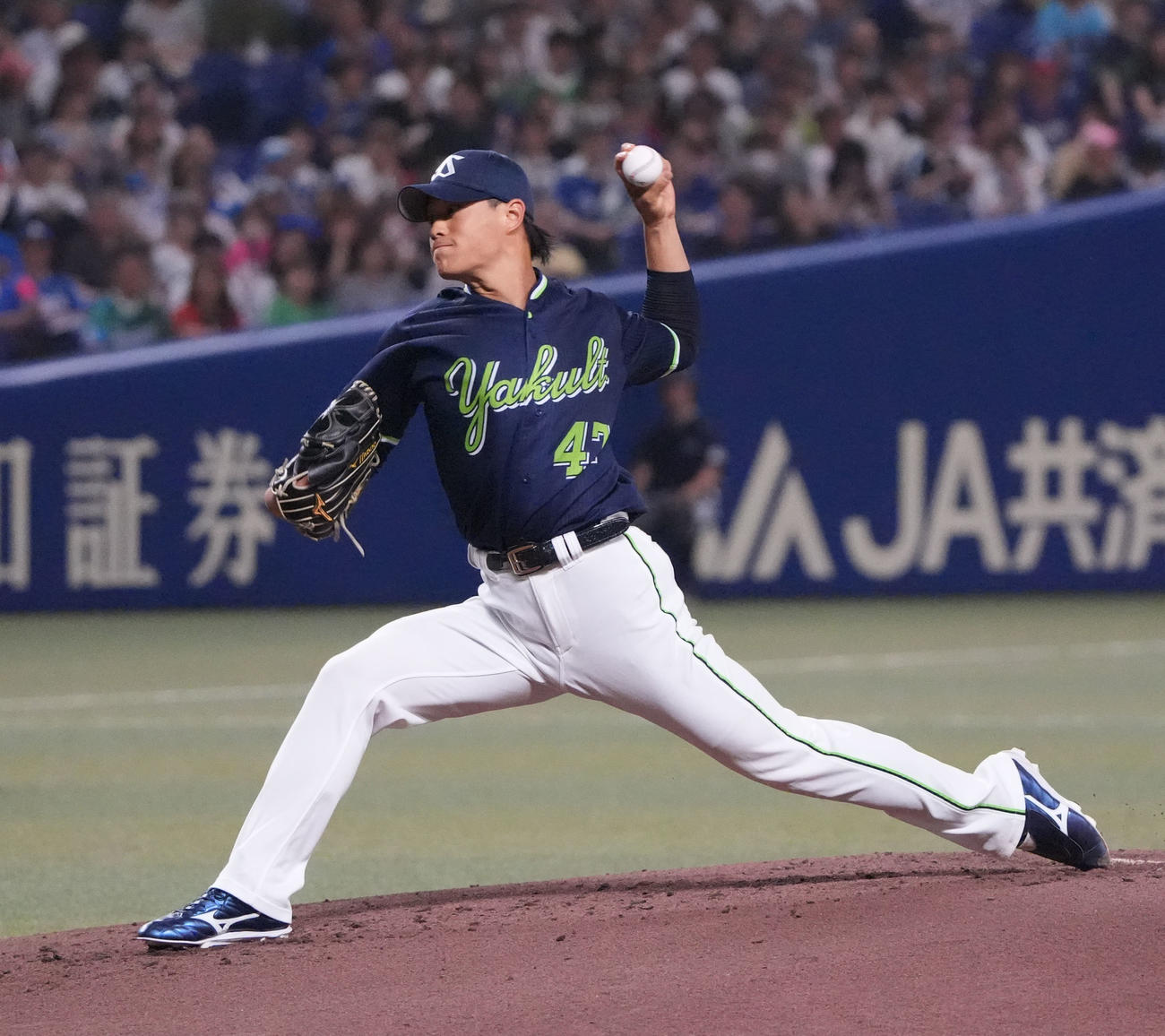 中日対ヤクルト　1回裏、登板するヤクルト先発の高橋（撮影・森本幸一）
