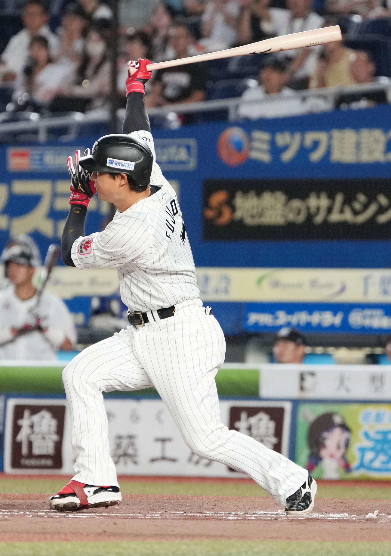 ロッテ対楽天　1回裏ロッテ1死満塁、藤岡は2点右適時二塁打を放つ（撮影・小沢裕）
