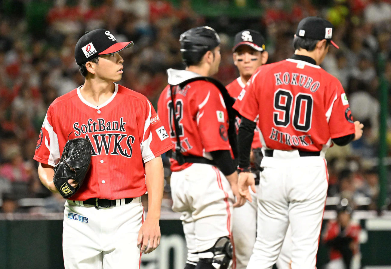 ソフトバンク対日本ハム　3回表日本ハム無死一、二塁、降板する大関（左）（撮影・林敢治）