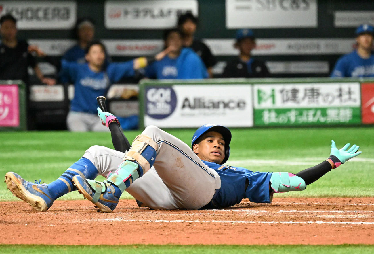 ソフトバンク対日本ハム　7回表日本ハム2死一塁、万波は空振り三振に倒れる（撮影・林敢治）