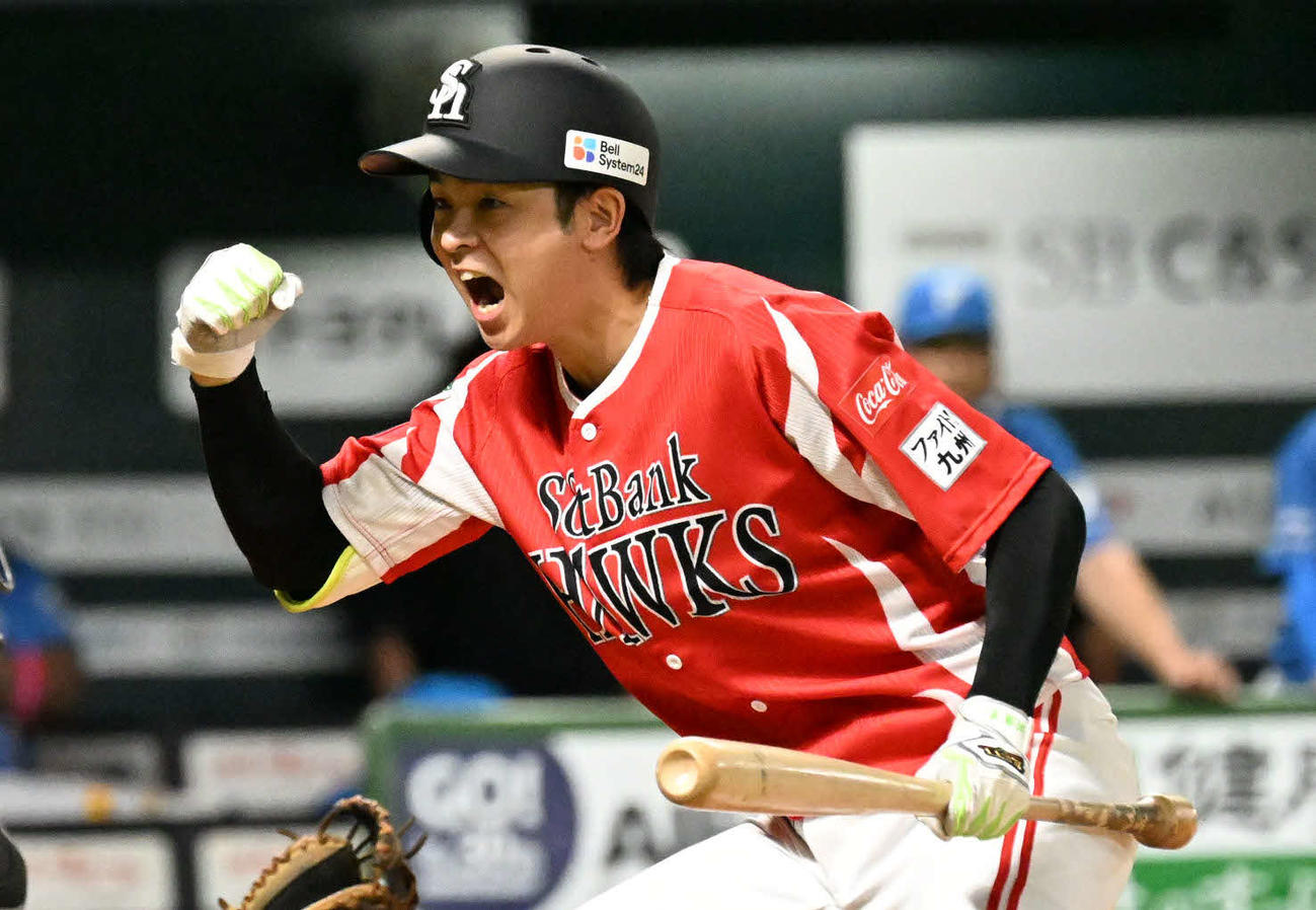 ソフトバンク対日本ハム　8回裏ソフトバンク1死満塁、川瀬は押し出し四球を選び勝ち越しに成功する（撮影・林敢治）