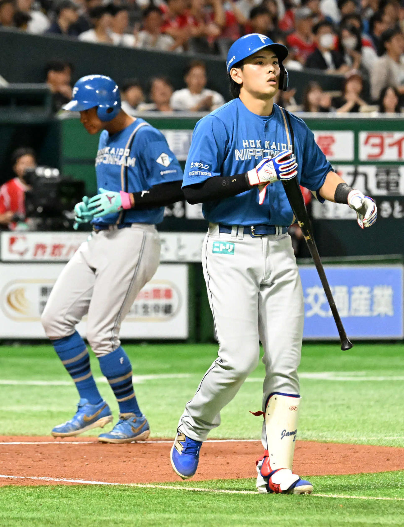 ソフトバンク対日本ハム　2回表日本ハム2死満塁、野村（右）は押し出し四球を選び先制する（撮影・林敢治）