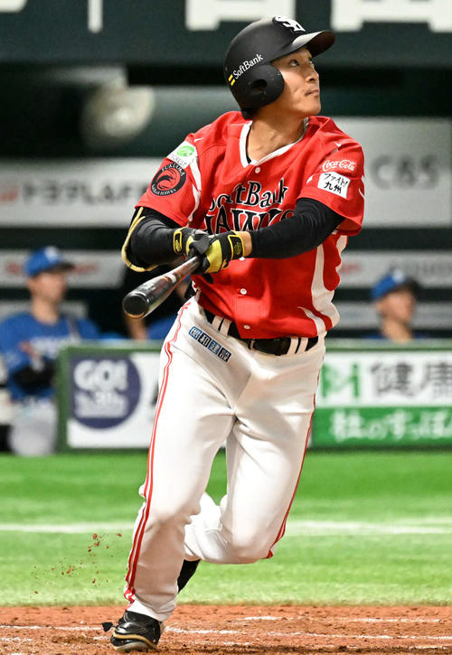 ソフトバンク対日本ハム 2回裏ソフトバンク無死二、三塁、柳町は犠飛を放ち同点となる(撮影・林敢治)