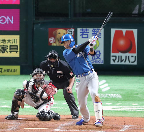 ソフトバンク対日本ハム 4回表日本ハム2死二塁、野村は勝ち越しとなる中前適時打を放つ(撮影・梅根麻紀)