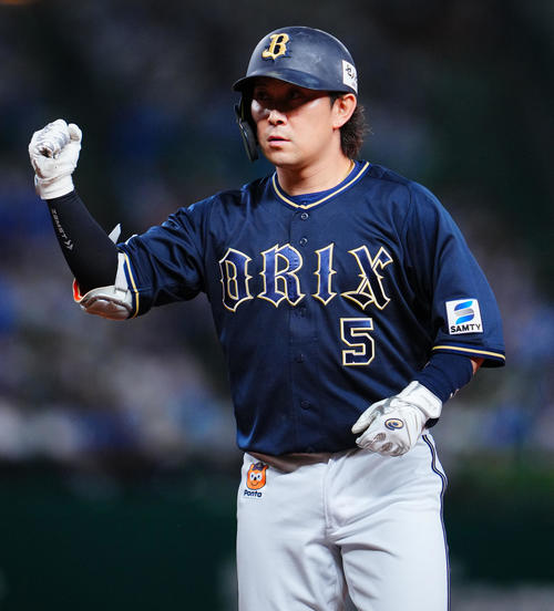 西武対オリックス 7回表オリックス1死一、二塁、この日チーム初安打となる中前打を放ちガッツポーズする代打西野(撮影・垰建太)