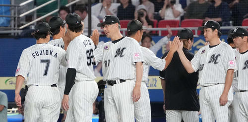 ロッテ対楽天 樂天に快勝を収めナインとハイタッチするロッテ吉井監督(中央)。右はサブローヘッドコーチ(撮影・小沢裕)