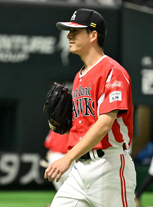 ソフトバンク対日本ハム 1回表終了後、打者清宮を空振り三振に仕留め笑顔でベンチに戻る大関(撮影・林敢治)
