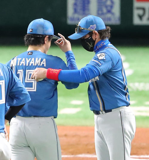 ソフトバンク対日本ハム 7回途中、投手交代でマウンドに向かった新庄監督は先発の北山とハイタッチ(撮影・梅根麻紀)