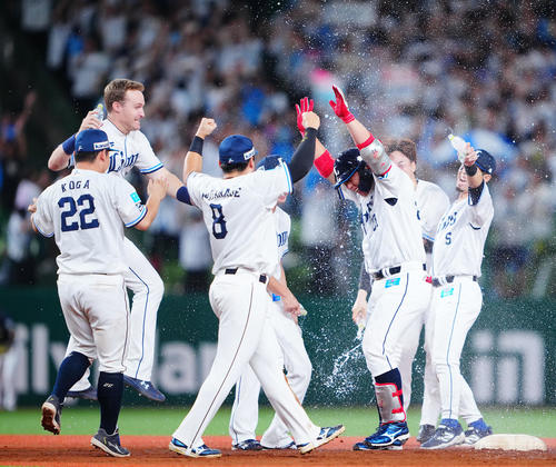 西武対オリックス 9回裏西武2死二塁、サヨナラ適時打を放った炭谷(右から2人目)はナインと喜び合う(撮影・垰建太)