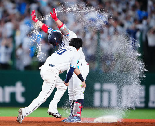 西武対オリックス 9回裏西武2死二塁、サヨナラ適時打を放ちバンザイする炭谷(撮影・垰建太)