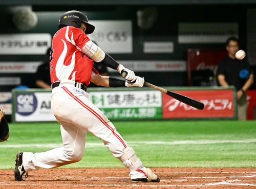 ソフトバンク対日本ハム 8回裏ソフトバンク1死、栗原は同点となる本塁打を放つ(撮影・林敢治)