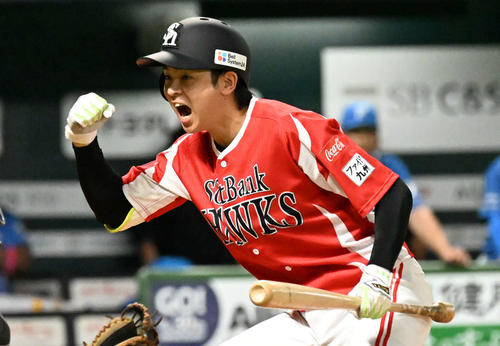 ソフトバンク対日本ハム 8回裏ソフトバンク1死満塁、川瀬は押し出し四球を選び勝ち越しに成功する(撮影・林敢治)