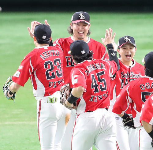 ソフトバンク対日本ハム 日本ハムに勝利しハイタッチをかわすソフトバンクナイン(撮影・梅根麻紀)
