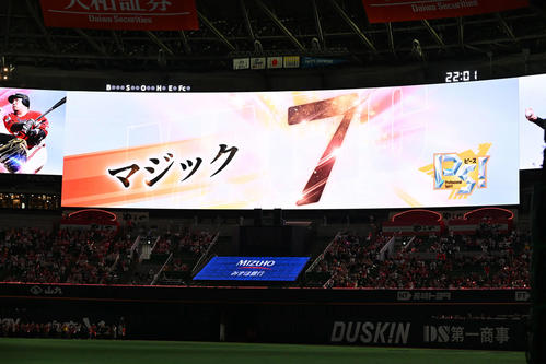 ソフトバンク対日本ハム 大型ビジョンに写し出された「マジック7」(撮影・林敢治)