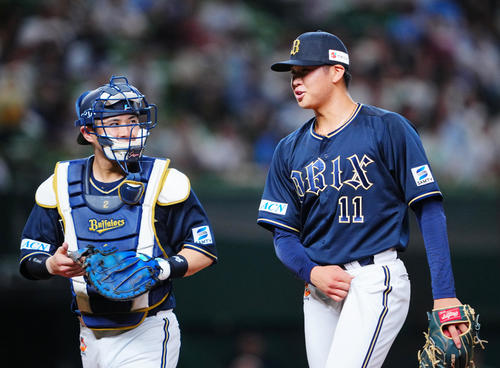 西武対オリックス 1回裏西武の攻撃を無失点に抑え笑顔を見せるオリックス先発の山下(右)と若月(撮影・垰建太)