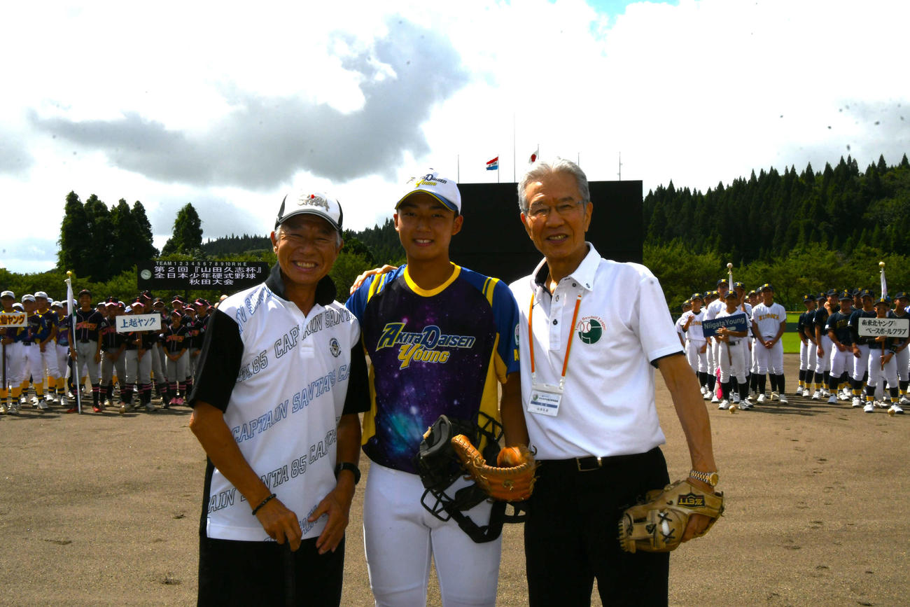 山田久志杯の始球式を終えた（左から）柳葉、秋田大仙・嶋津捕手、山田会長