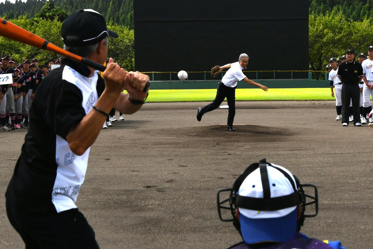 山田会長と柳葉の始球式は2回目にして大会名物に