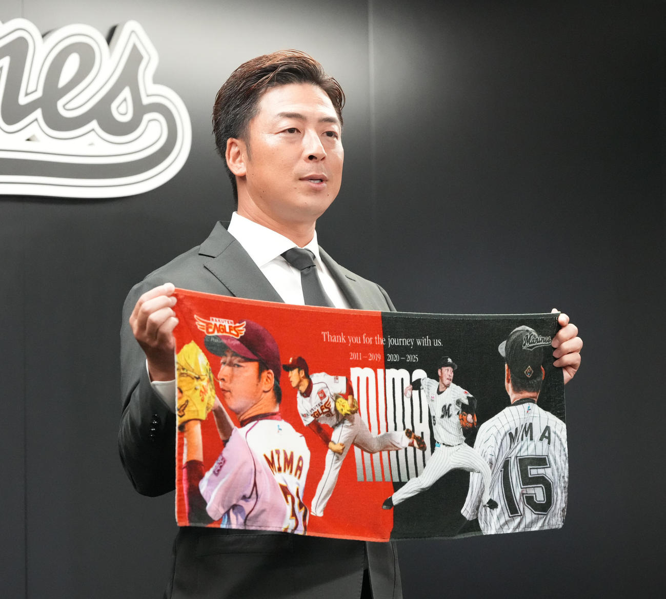 ロッテ対楽天　現役引退会見を終えたロッテ美馬は記念グッズを披露する（撮影・小沢裕）