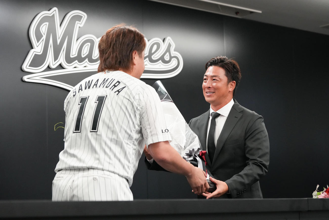 ロッテ対楽天　現役引退を表明し会見に臨むロッテ美馬は沢村（左）から花束贈呈を受ける（撮影・小沢裕）