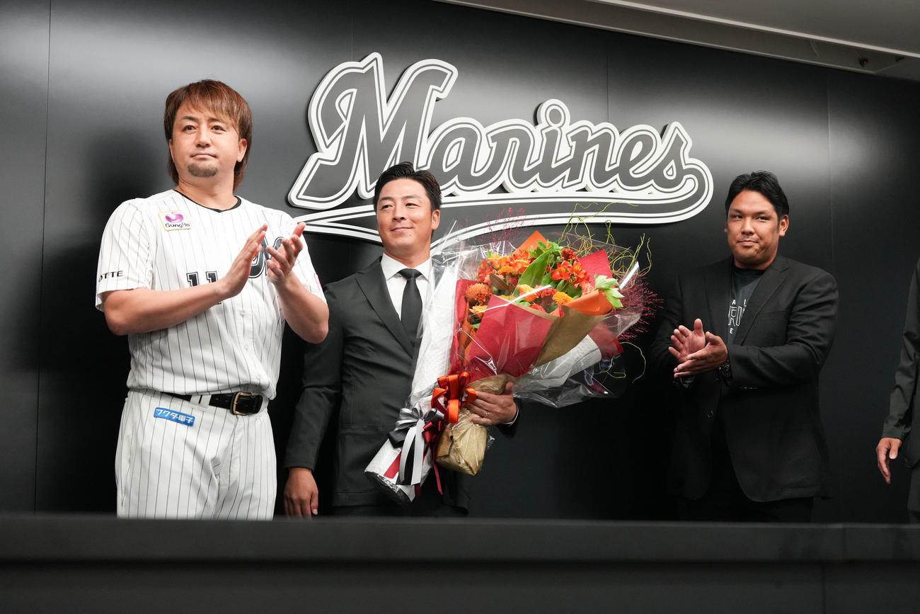 ロッテ対楽天　現役引退を表明し会見に臨んだロッテ美馬は沢村（左）、井上（右）らから花束贈呈を受ける（撮影・小沢裕）
