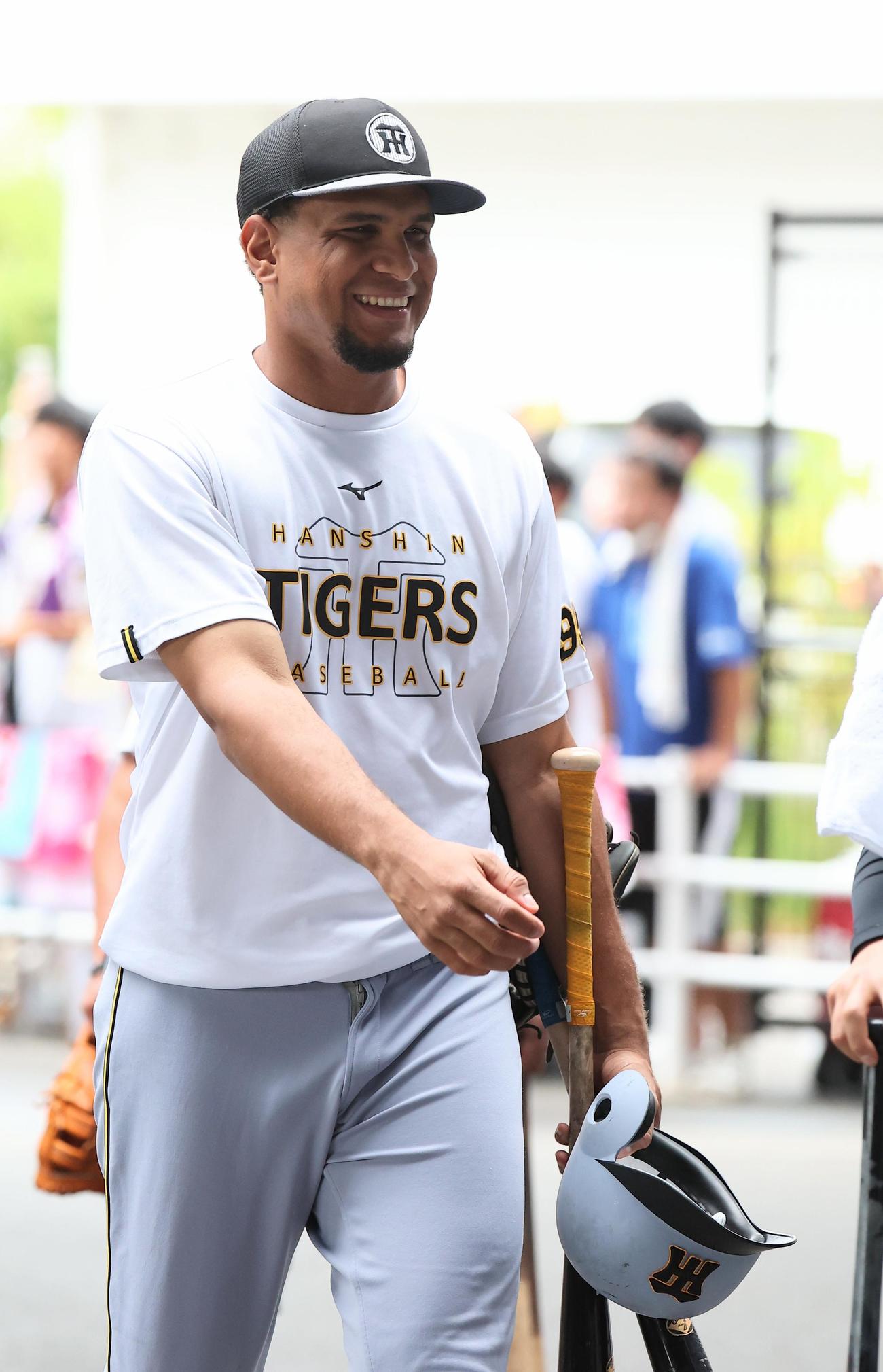 広島対阪神　1軍に合流し笑顔を見せるヘルナンデス（撮影・上田博志）