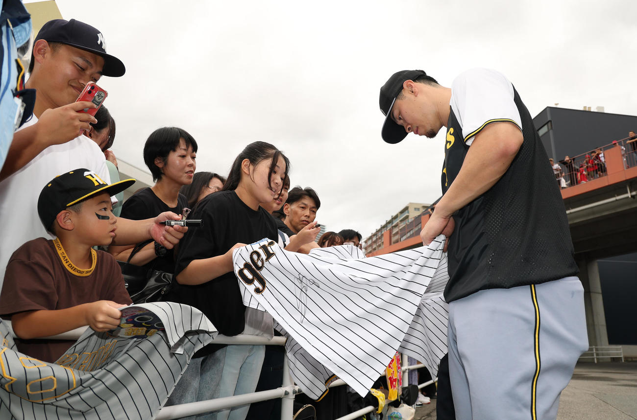 広島対阪神　ファンにサインする佐藤輝（撮影・上田博志）