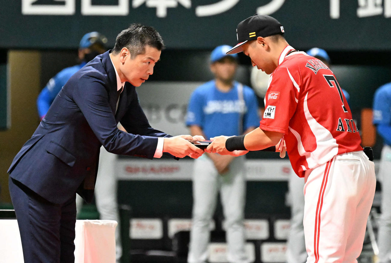 ソフトバンク対日本ハム　通算1500安打を達成し表彰を受ける中村（右）（撮影・林敢治）