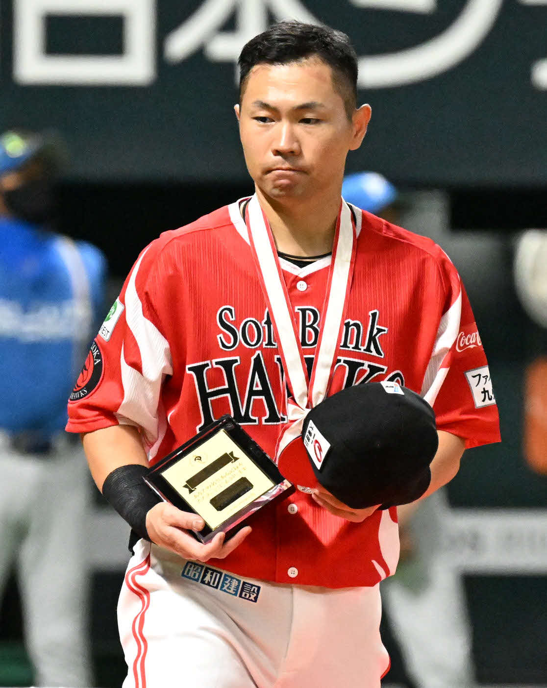 ソフトバンク対日本ハム　公式戦通算1500安打を達成し表彰を受ける中村（撮影・林敢治）