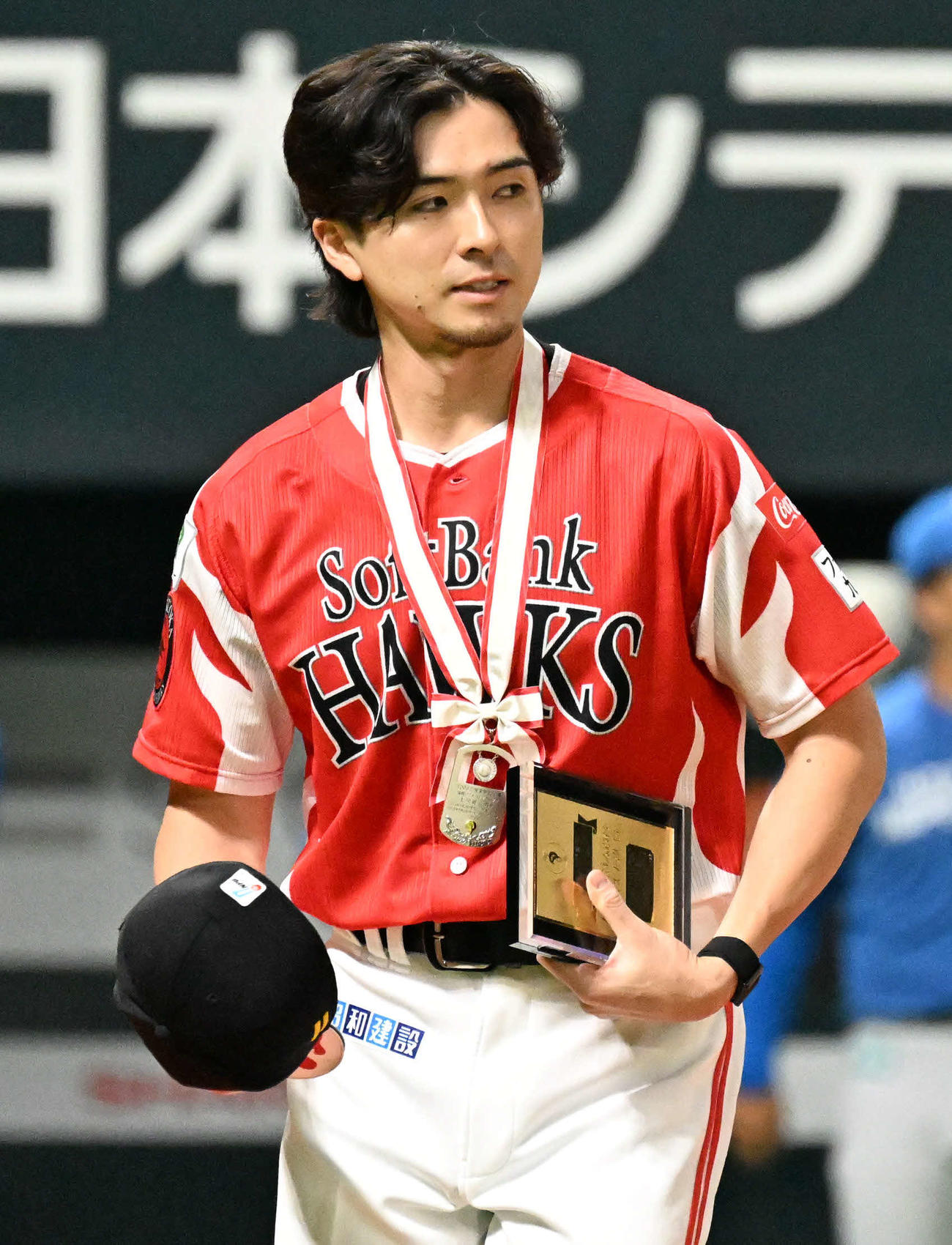 ソフトバンク対日本ハム　公式戦通算1000奪三振を達成し表彰を受ける上沢（撮影・林敢治）