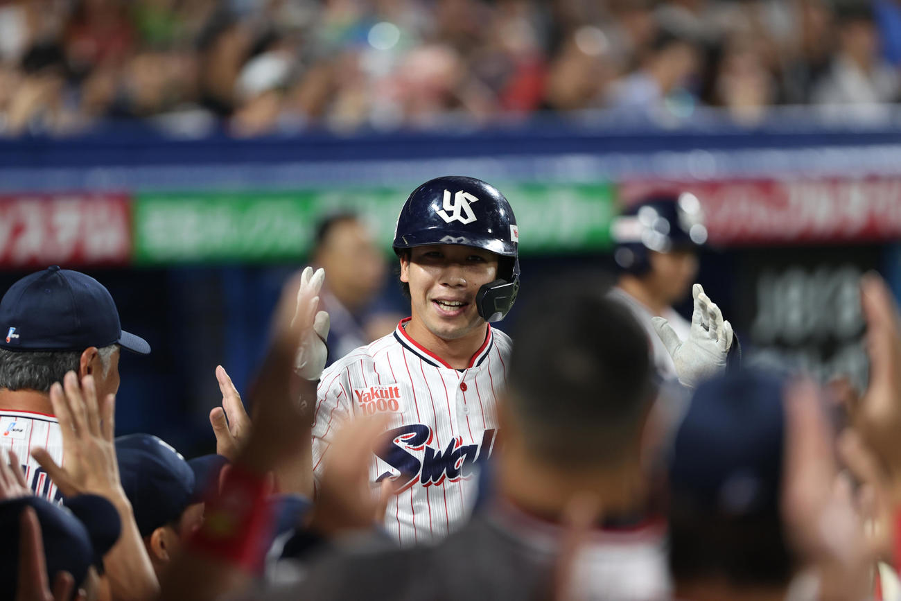 ヤクルト対巨人　2回裏ヤクルト無死、ソロ本塁打を放ちナインに出迎えられる山田（撮影・水谷安孝）