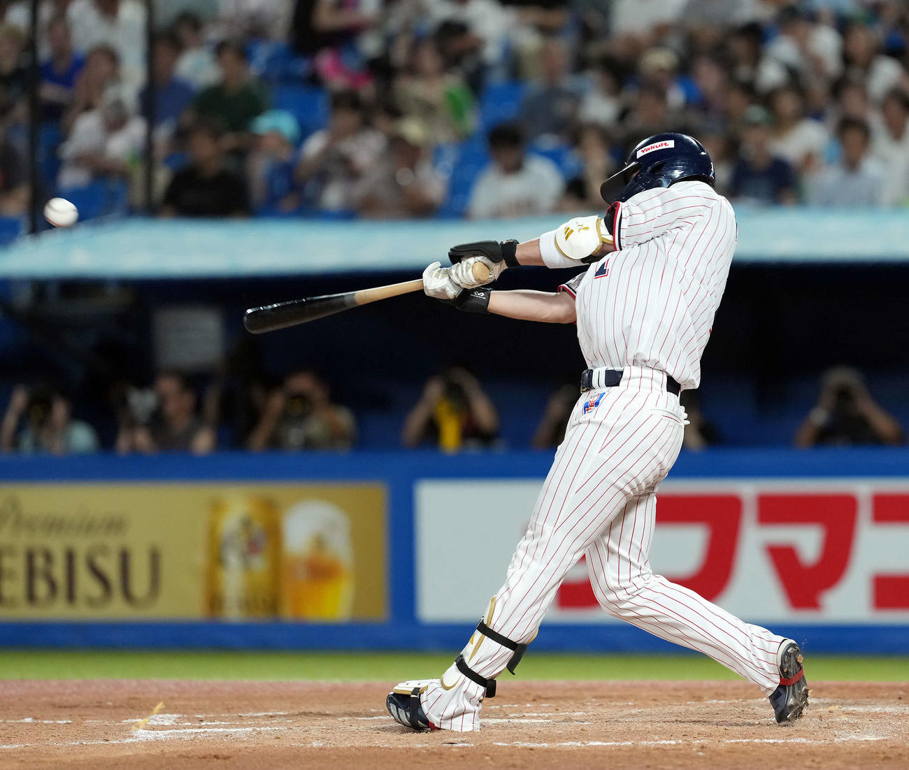 ヤクルト対巨人　2回裏ヤクルト無死、左越えにソロ本塁打を放ち「1000得点」を達成した山田（撮影・たえ見朱実）