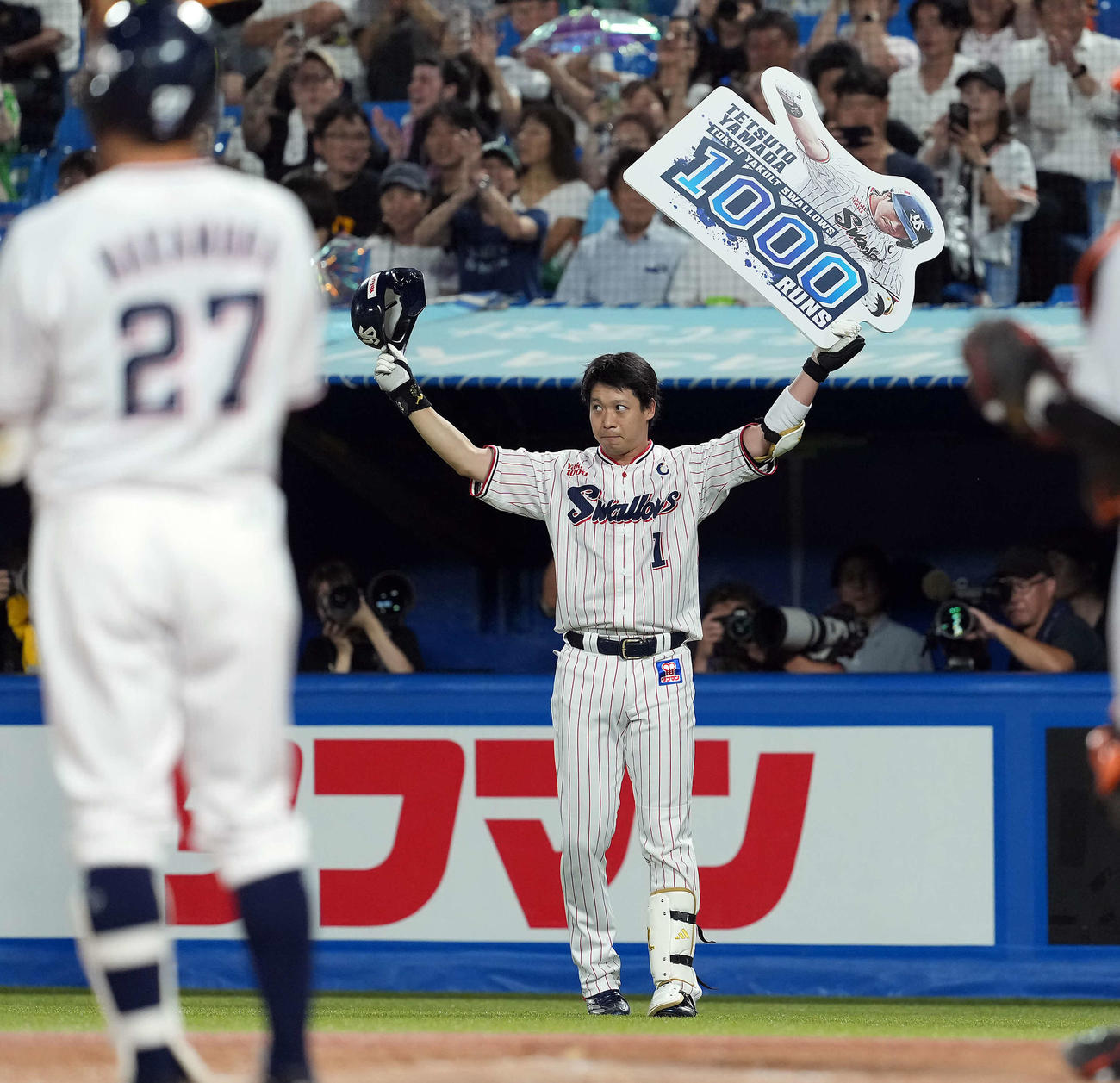 ヤクルト対巨人　2回裏ヤクルト無死、ソロ本塁打を放ち「1000得点」を達成した山田（撮影・たえ見朱実）