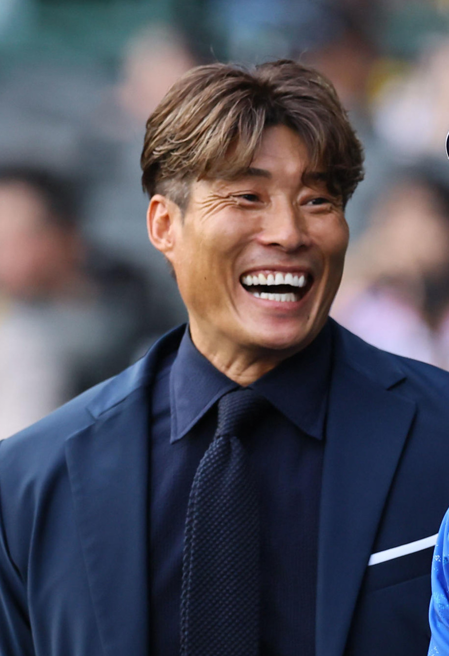 阪神対中日　試合前、糸井氏と談笑する中日中田（撮影・藤尾明華）