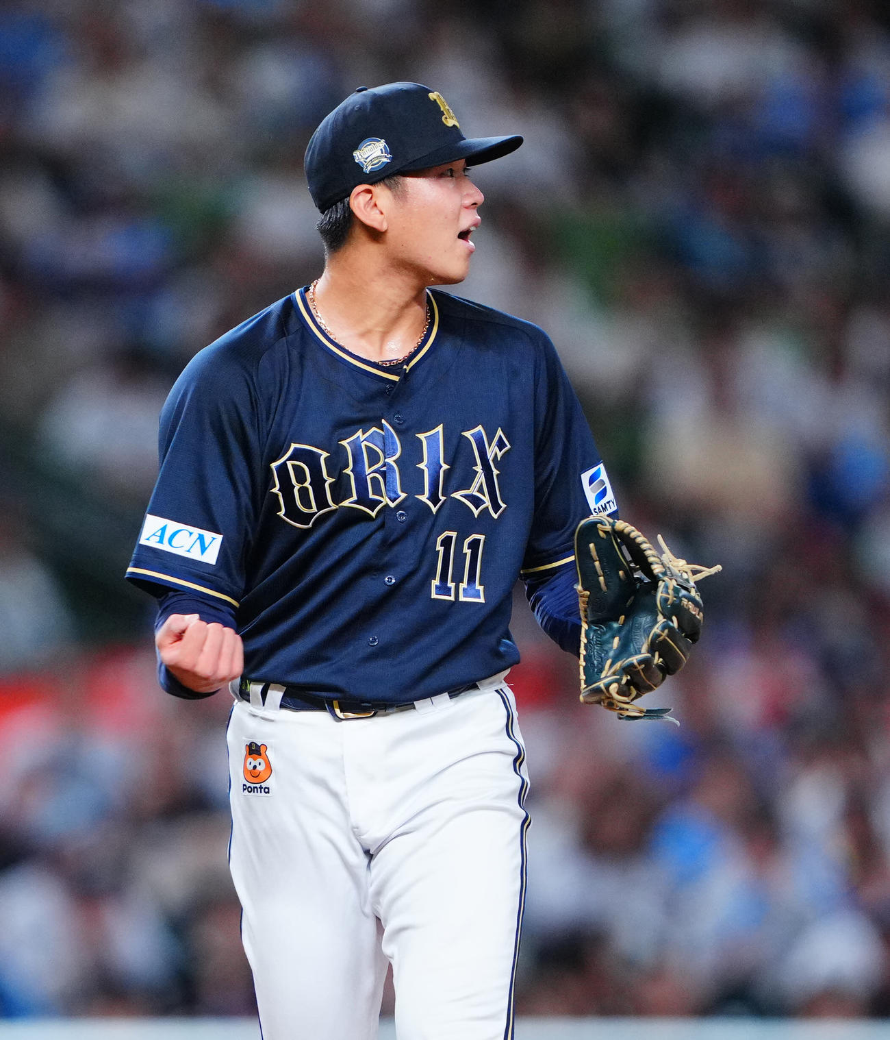 西武対オリックス　2回裏西武の攻撃を無失点に抑え力強くグラブをたたくオリックス先発の山下（撮影・垰建太）