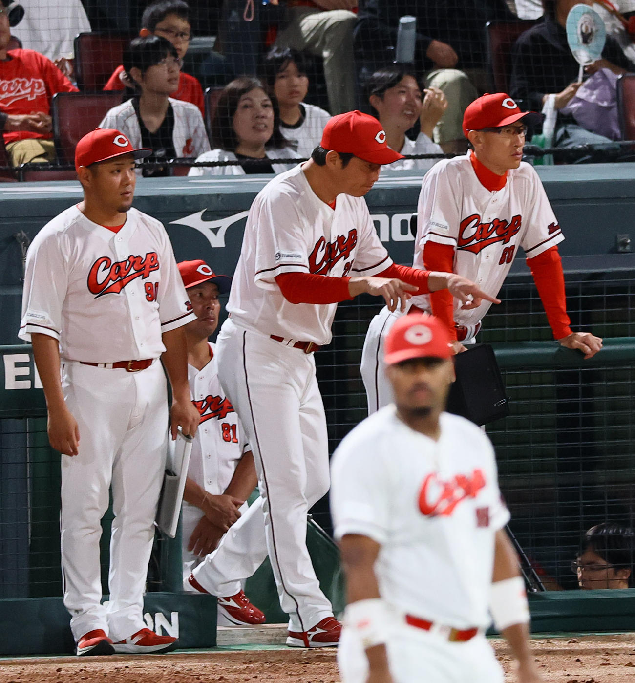 広島対阪神　4回表阪神2死二塁、近本の右前適時打で中川が生還。判定にリクエストする広島新井監督（中央）（撮影・藤尾明華）