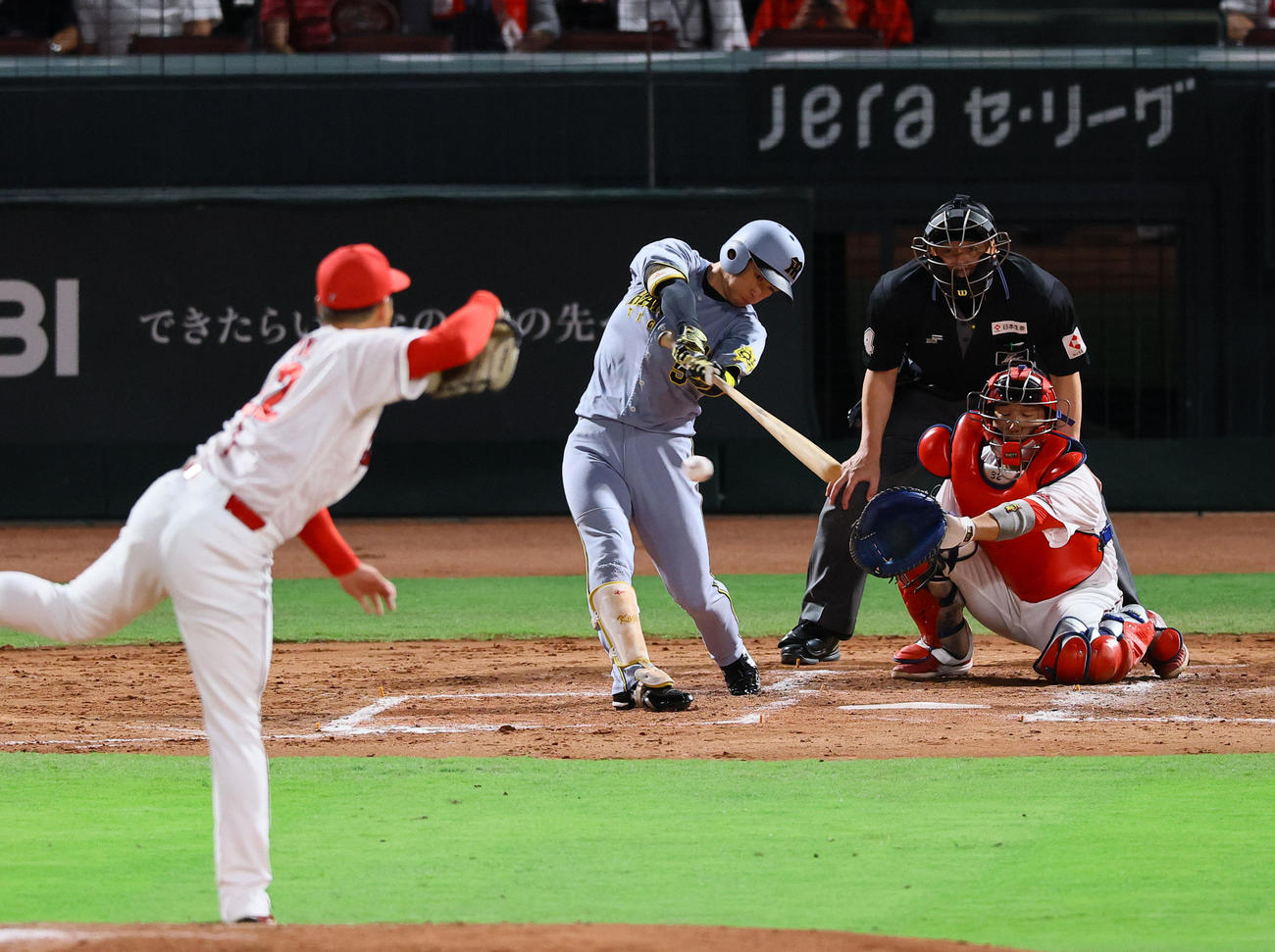 広島対阪神　4回表阪神2死二塁、近本は右前適時打を放つ。投手高（撮影・藤尾明華）