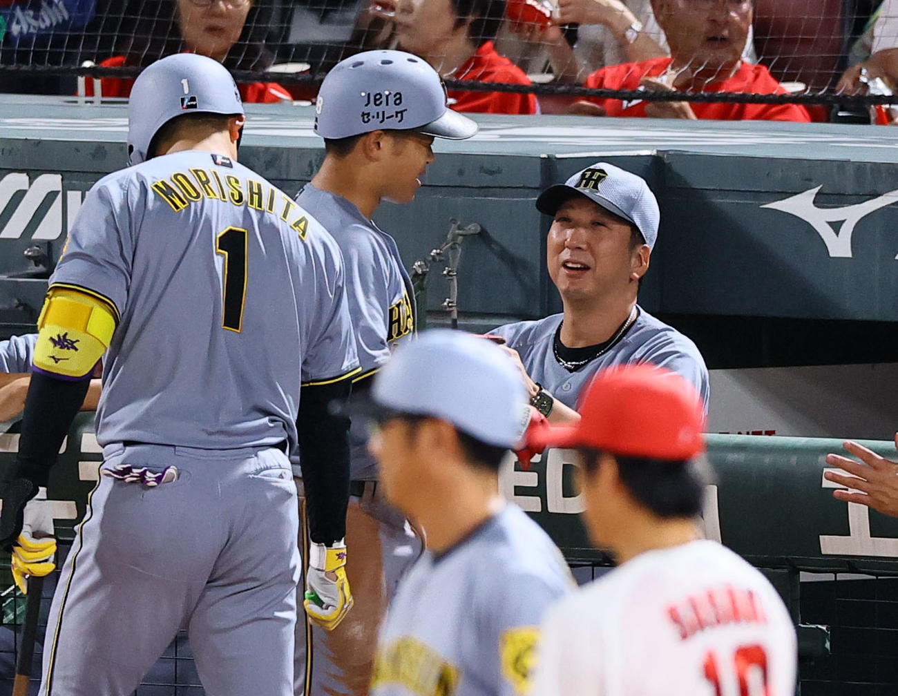広島対阪神　4回表阪神2死二塁、近本の右前適時打で生還した中川を出迎える藤川監督（右）（撮影・藤尾明華）