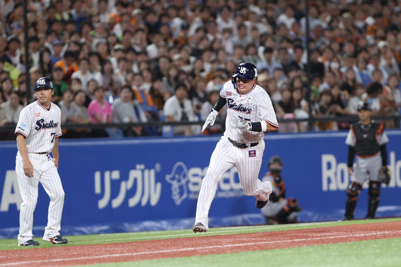 ヤクルト対巨人　3回裏ヤクルト2死一、二塁、森田の暴投の間に二塁から一気に生還する村上（撮影・水谷安孝）