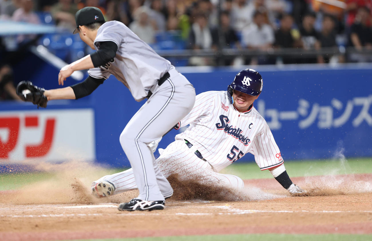 ヤクルト対巨人　3回裏ヤクルト2死一、二塁、森田（左）の暴投の間に二塁から一気に生還する村上（撮影・水谷安孝）